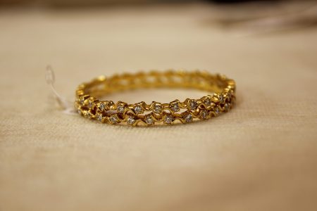 Close setting diamond bangle