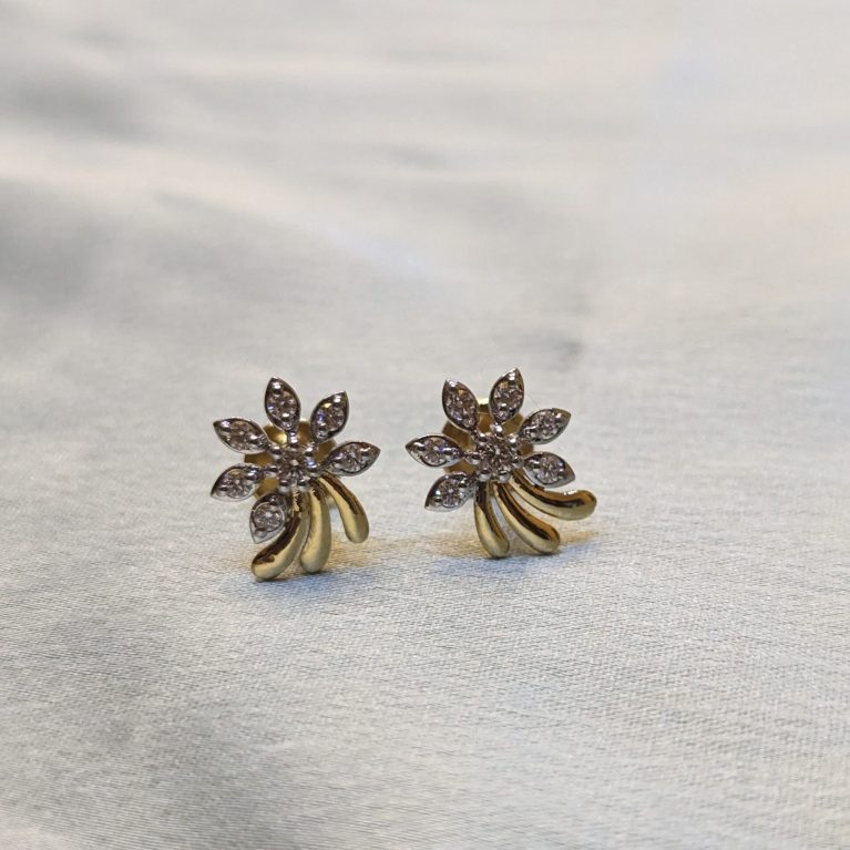 Elegant diamond earring