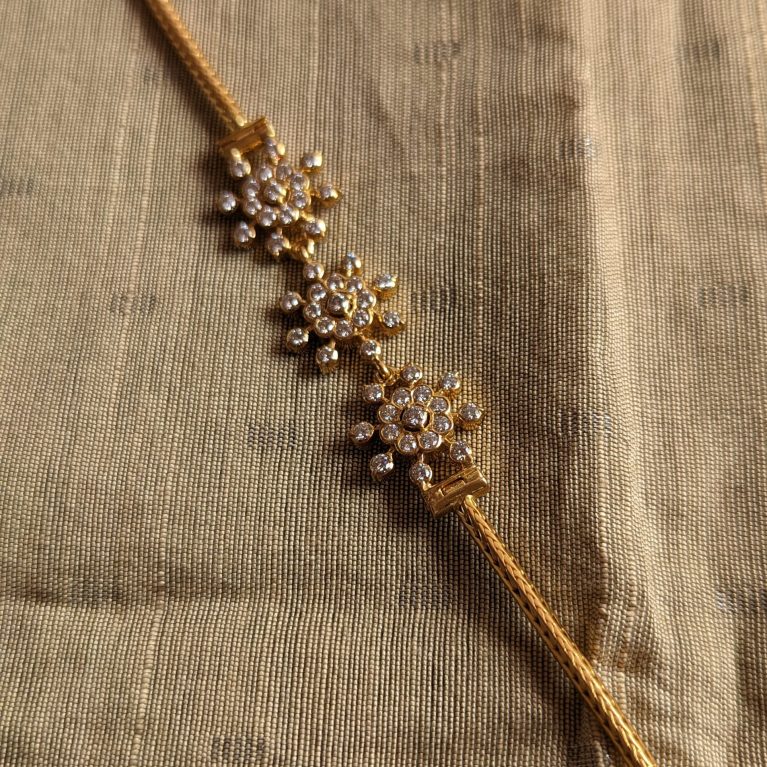 Close diamond thali mugapu