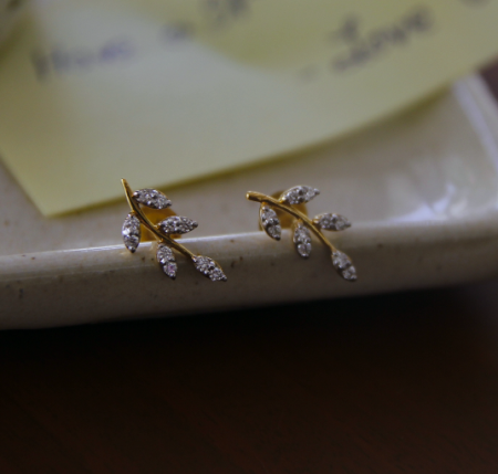 Leaf diamond earring