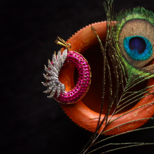 Oval flower invisible diamond pendant